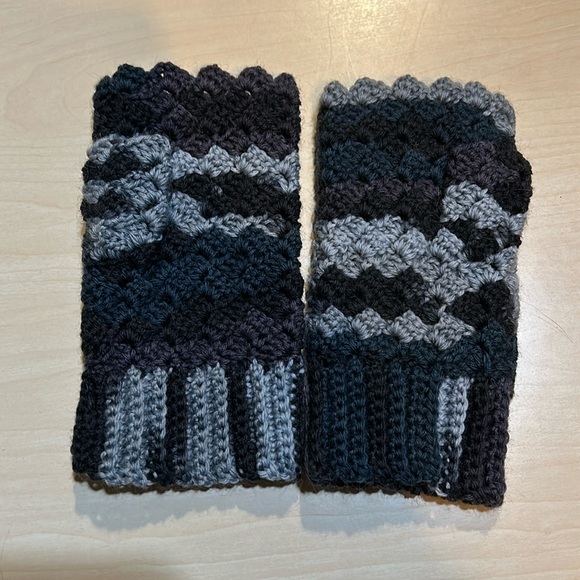 Handmade fingerless mittens - Picture 2 of 5